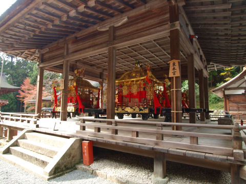 東本宮の舞殿の神輿
