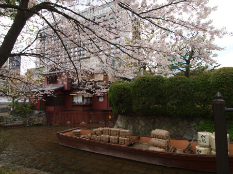 高瀬舟が置かれている