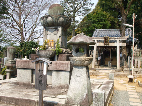 お墓を抜けていく