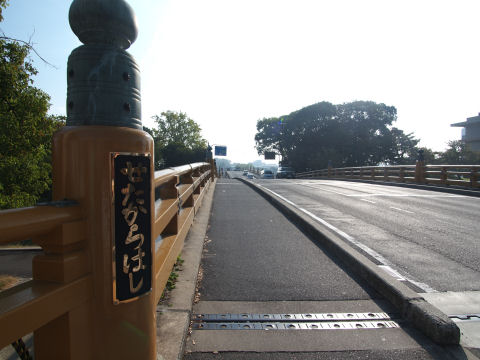 コンクリートで車バンバン通る