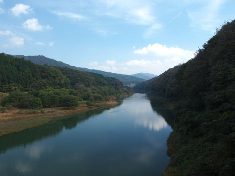 空と山の明るさが違いすぎる