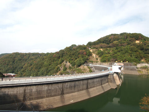 ダムの上を歩く人は少ない