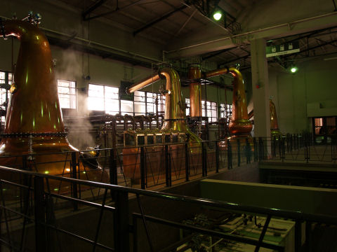 蒸留.金属のでかい釜(?)が