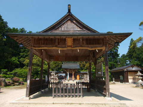 拝殿と奥に本殿