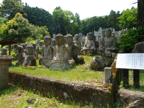 最初は墓の方に目が行って気づかなかった