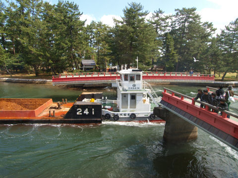 橋に残ってる人はワザと？