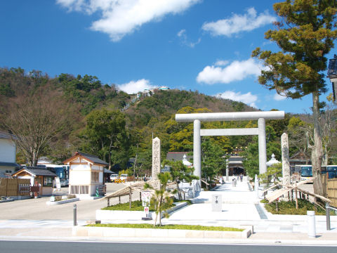 後ろの山に見えるのは傘松公園へのリフト