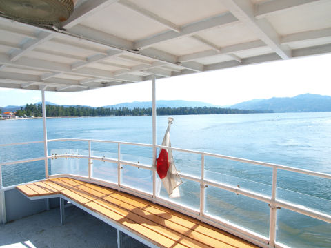 後ろは外に出られる