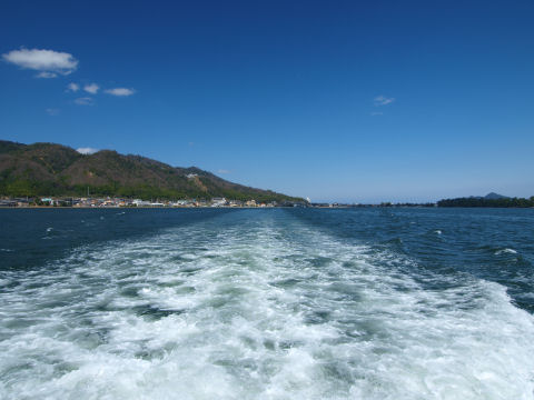 遠ざかっていく