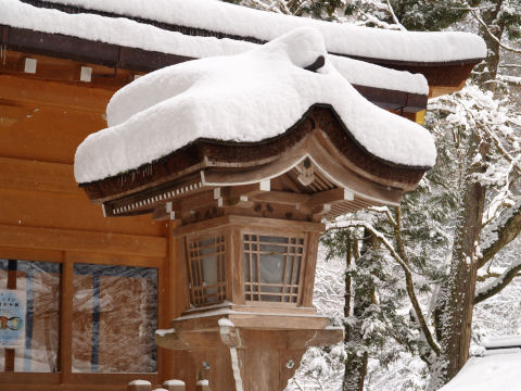 雪が積もりすぎの燈籠