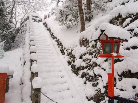 柵があるため雪がそのまま残っている