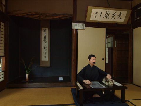 ヒモを引っ張るとネコをなでる