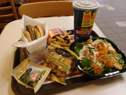 野菜が不足するためサラダを食べる