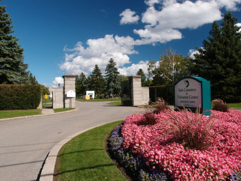 ただし墓地の真ん中を通る道路の入り口