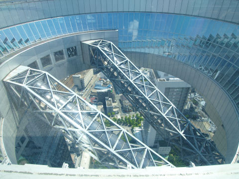 空中庭園へのエスカレーター