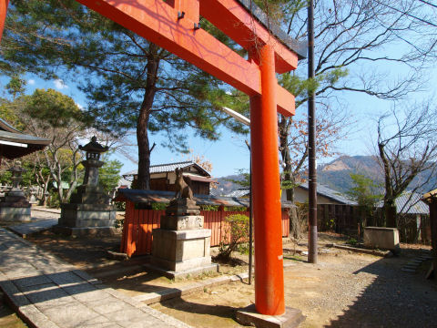 社の前の鳥居より