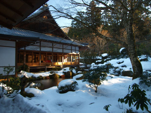 写経場への廊下から客殿の方を