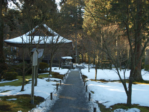 宸殿から出て往生極楽院を臨む