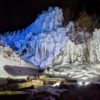 湧水広場の氷瀑のライトアップ